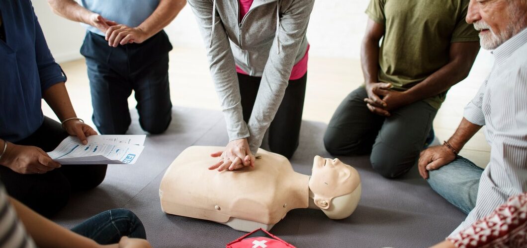 Jak kursy pierwszej pomocy mogą uratować życie – przegląd nieocenionych umiejętności