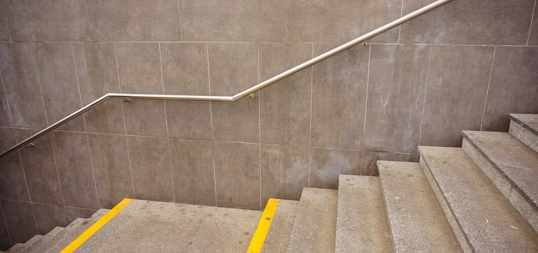 Jak zapewnić bezpieczeństwo na schodach bez użycia mat antypoślizgowych?